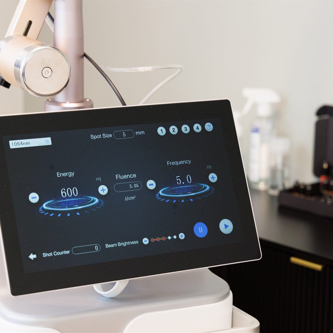 Instellingen op de Picosecond-laser: energie, fluence en frequentie