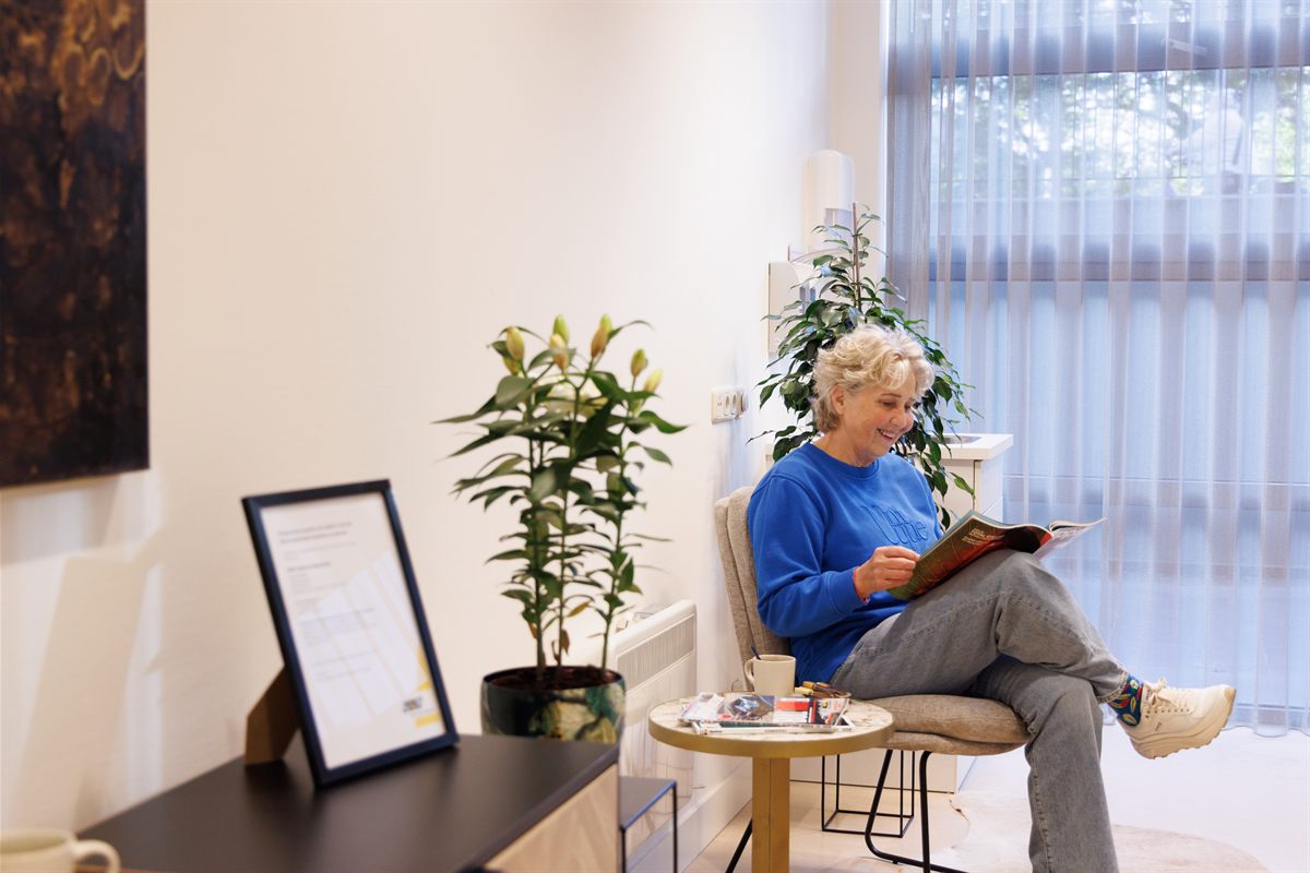 De wachtruimte van MHP Centrum, met daglicht